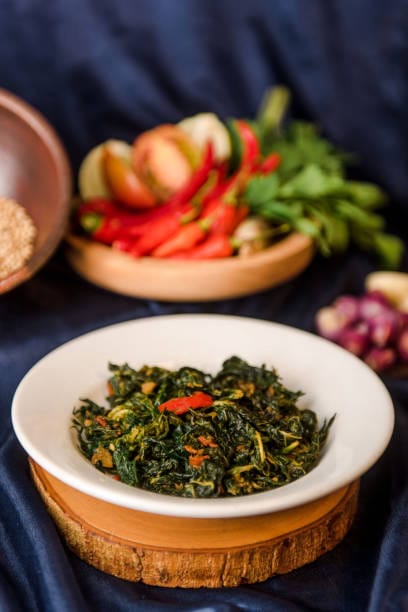 Hojas de papaya salteadas al estilo indonesio